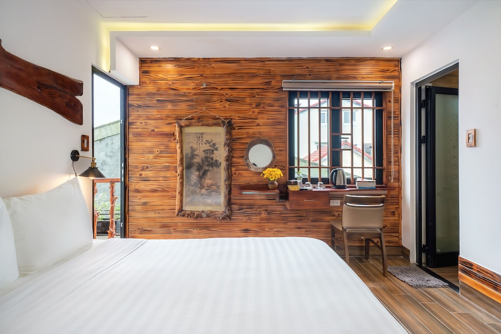 DELUXE, QUEEN BED, BALCONY
