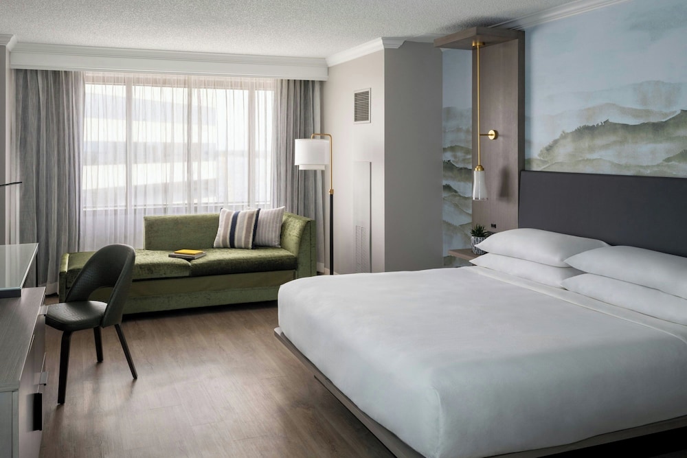 DELUXE, KING BED