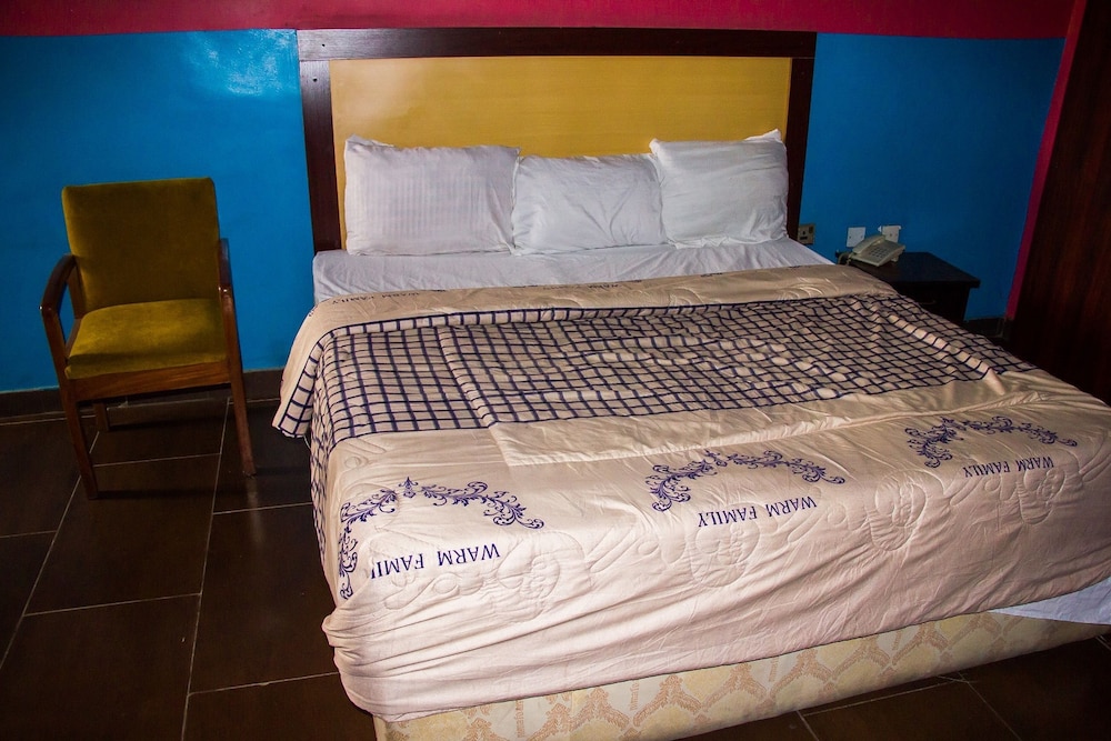 Emglo Suites 13/36