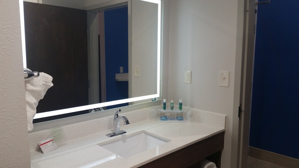 Holiday Inn Express Slidell 71/73