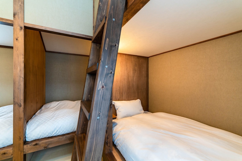 DELUXE, MULTIPLE BEDS, COURTYARD VIEW