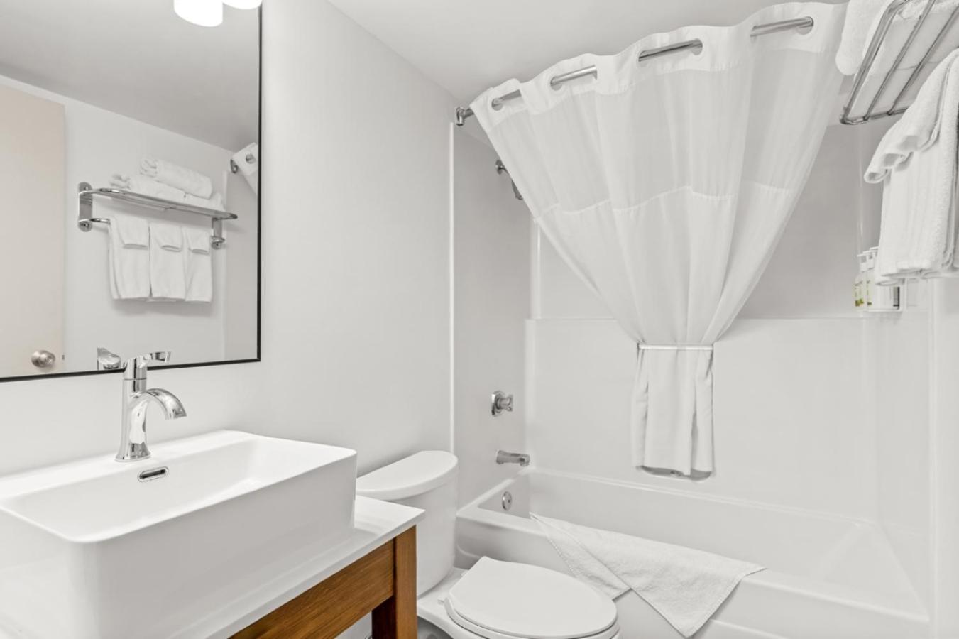 جناح ديلوكس بسرير كينج بغرفة نوم واحدة مع أريكة، Travelodge Suites by Wyndham Regina / Eastgate Bay 4/4