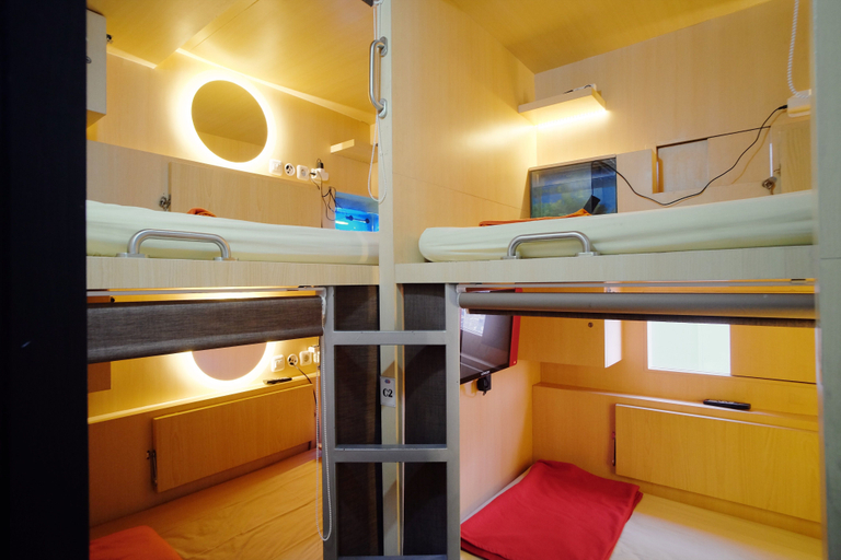 Capsule, Mixed Dorm, Standard