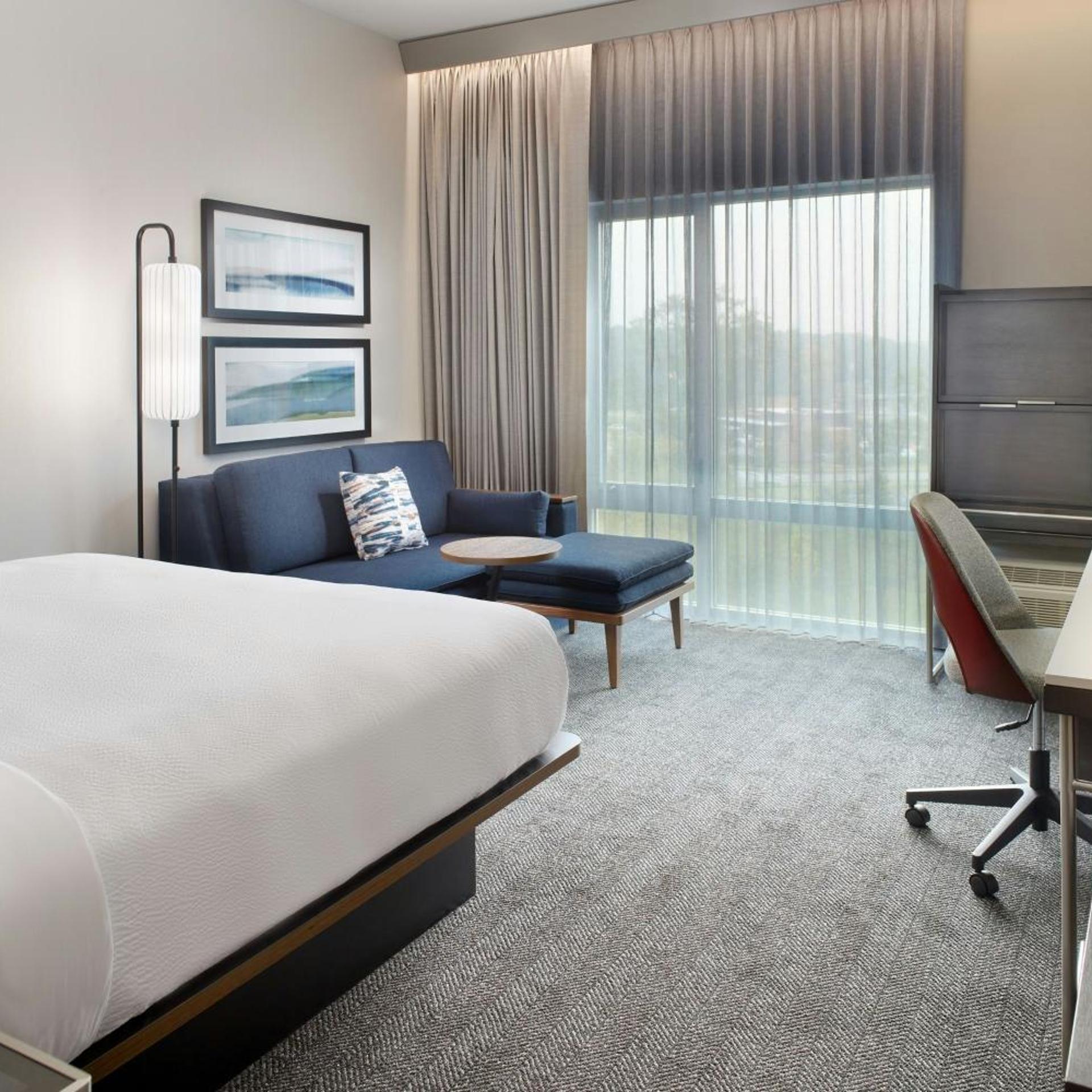 غرفة قياسية بسرير كينج لذوي الإعاقة، Courtyard BY Marriott Atlanta Covington 2/6