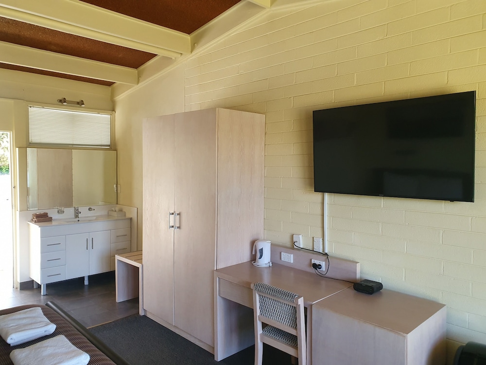LAKE JINDABYNE HOTEL 56/75