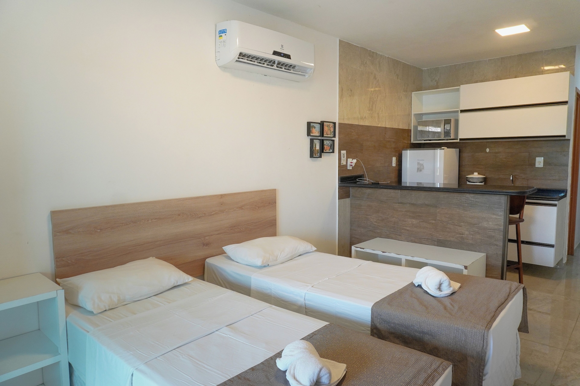 DELUXE, DOUBLE OR TWIN BED