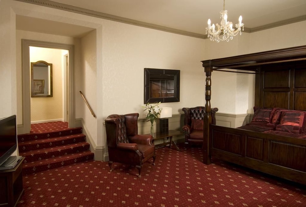 The Old Lodge 24/50