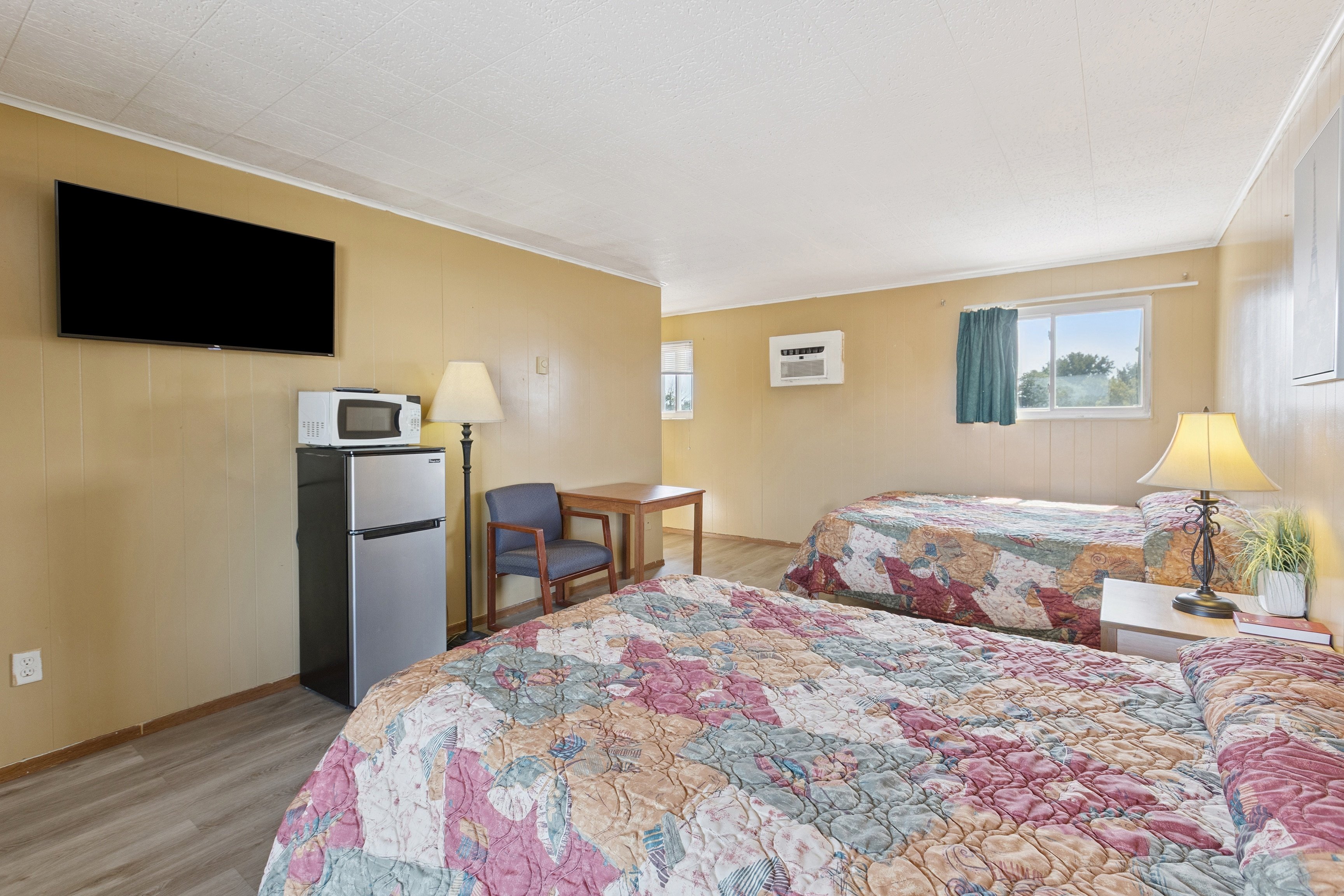Currys Motel by OYO Saginaw MI 29/39