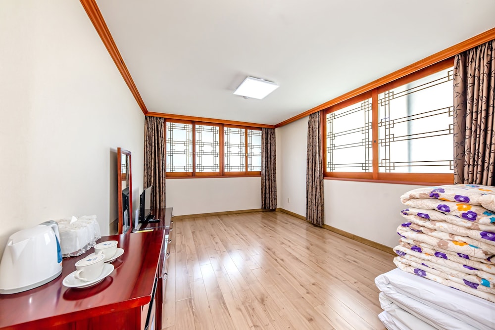 Samhaein Tourist Hotel 32/46