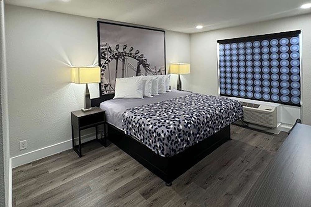 Super 8 by Wyndham Orlando Near Florida Mall 17/54