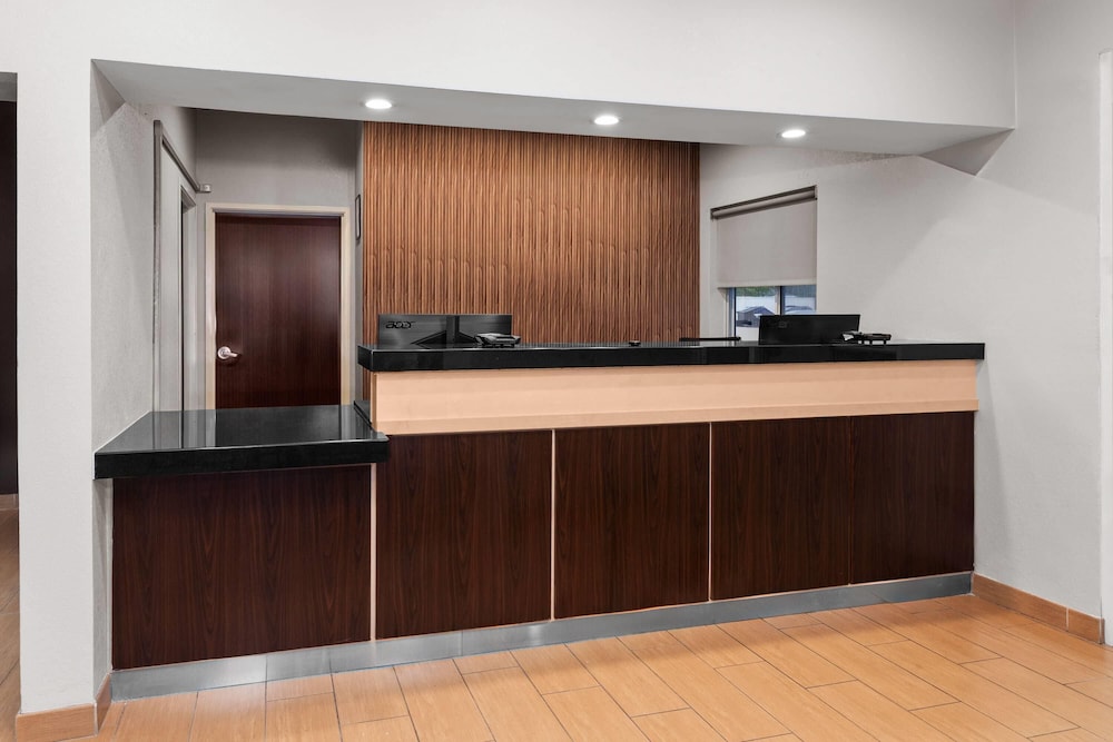 Wingate by Wyndham Oshkosh 6/51
