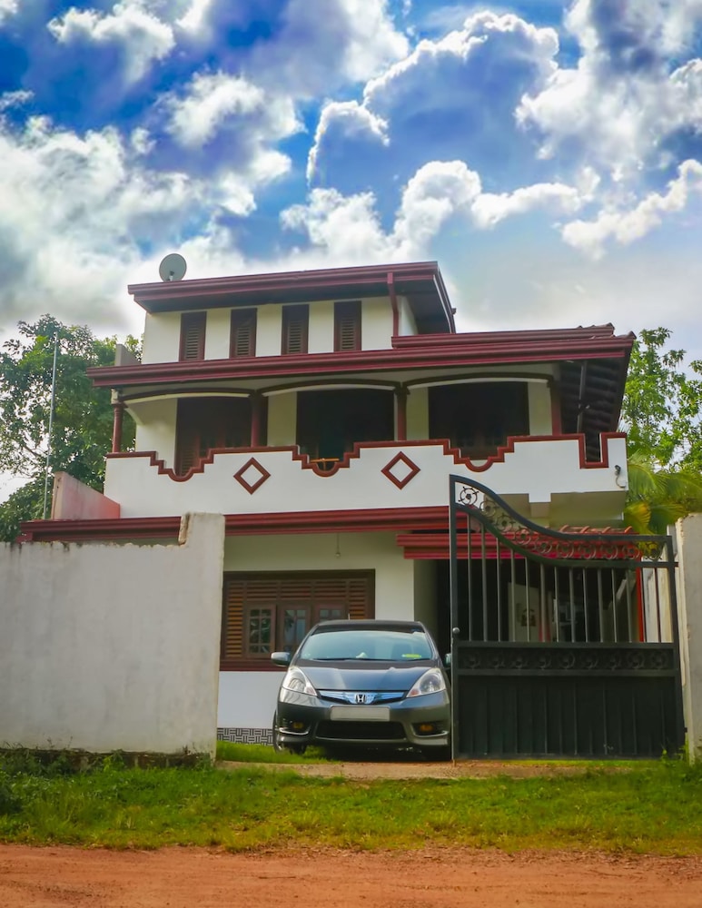 Darshani Hikka Villa 1/9