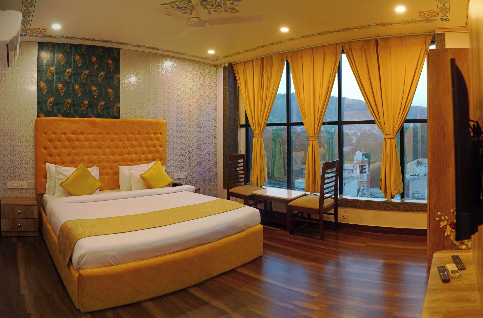 DELUXE, KING BED