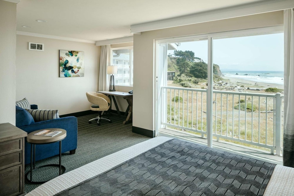 Beachfront Inn 33/39