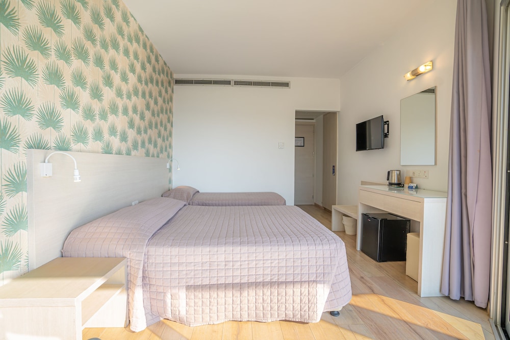 ROOM, INLAND VIEW