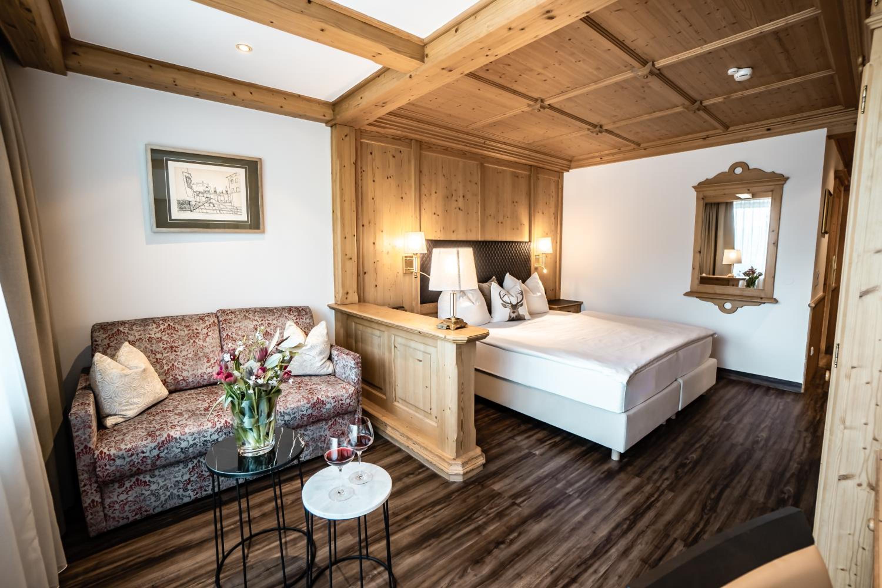 Room, King Bed, Street View، Hubertushof 5/7