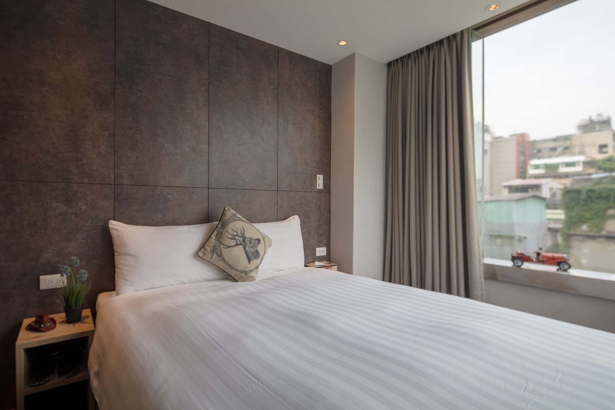 DELUXE, DOUBLE BED