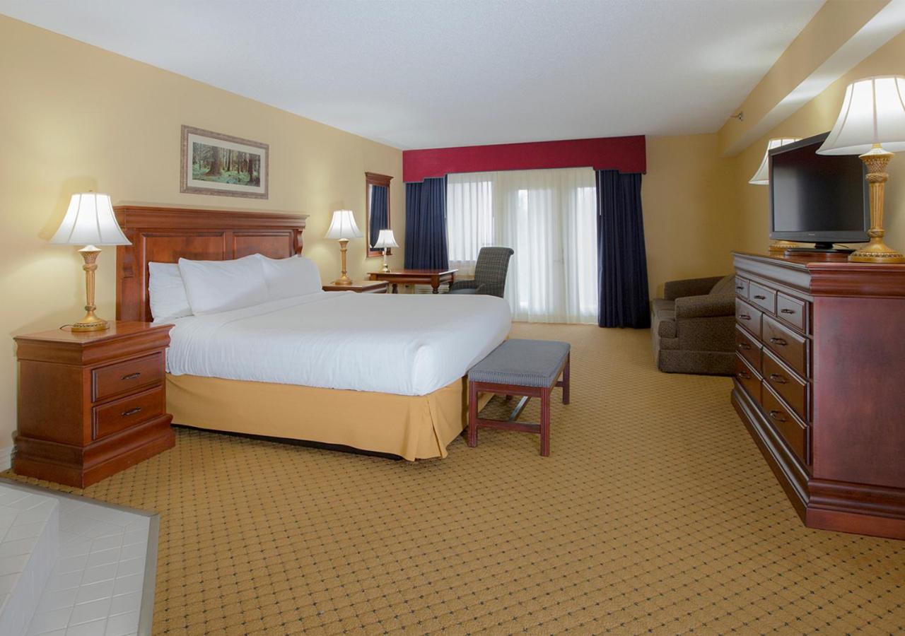 Premier, King Bed, Riverside, Sofa, Hot Tub