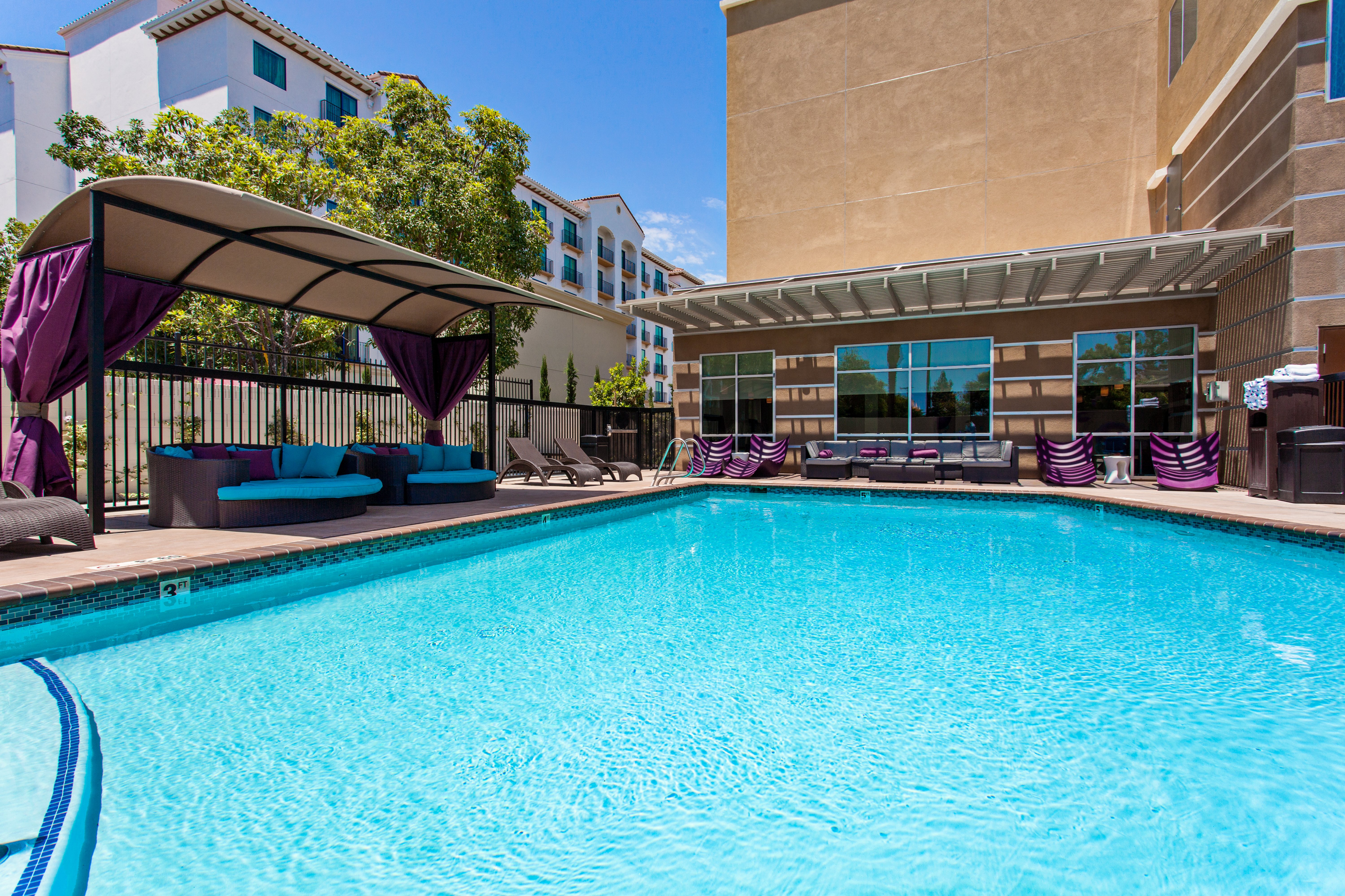 Holiday Inn Express & Suites Anaheim Resort Area 57/58