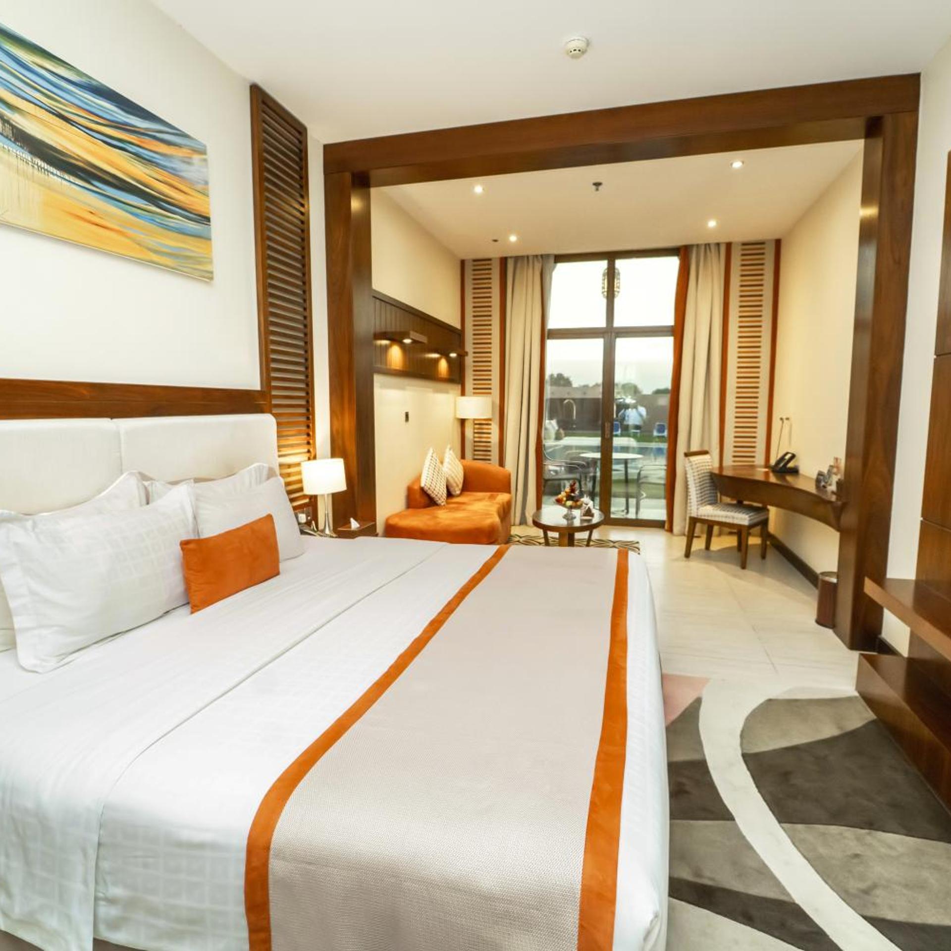Premier, King Bed, Pool Access