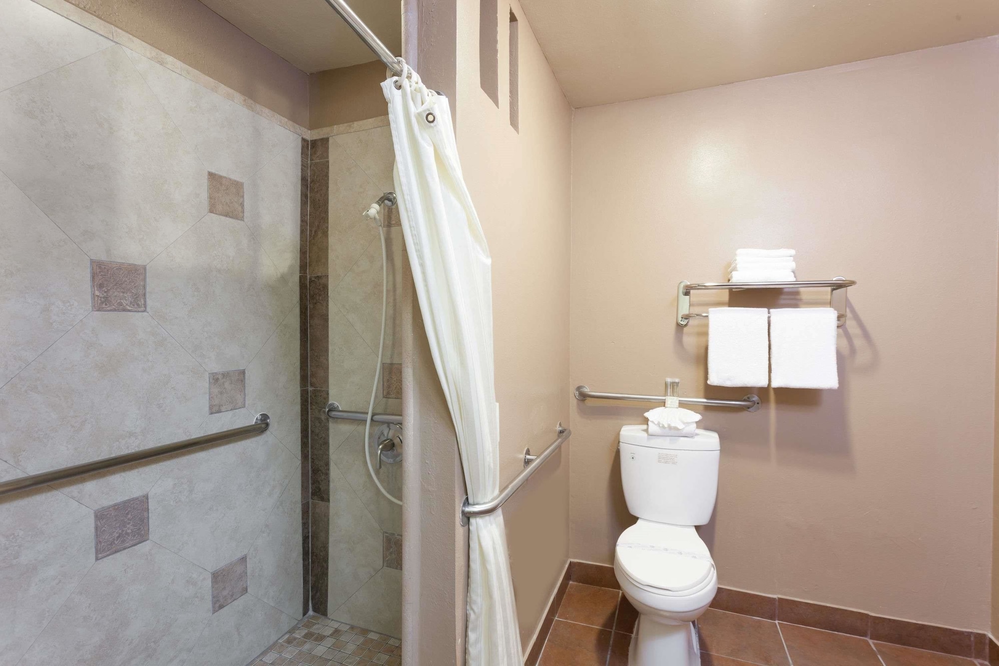 غرفة بسرير كينج، Super 8 by Wyndham Anaheim/Disneyland Drive CA 4/5