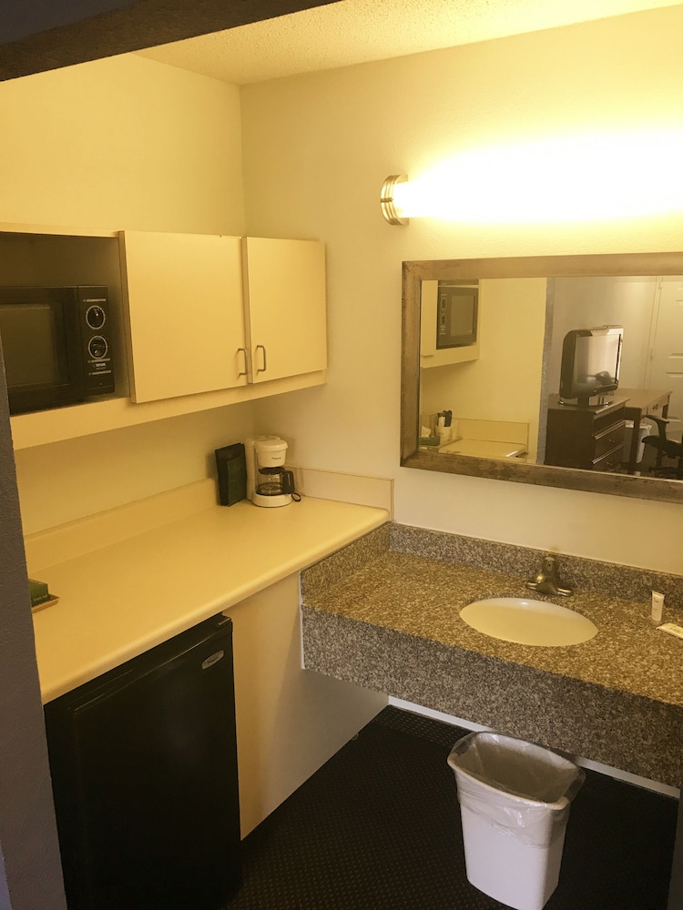 Days Inn & Suites by Wyndham Mobile 10/38