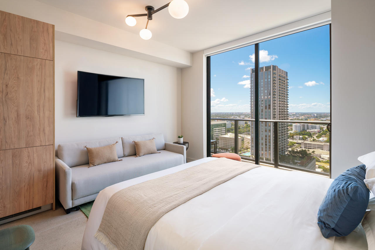 استوديو بسرير كوين، The Crosby Miami Worldcenter 5/10
