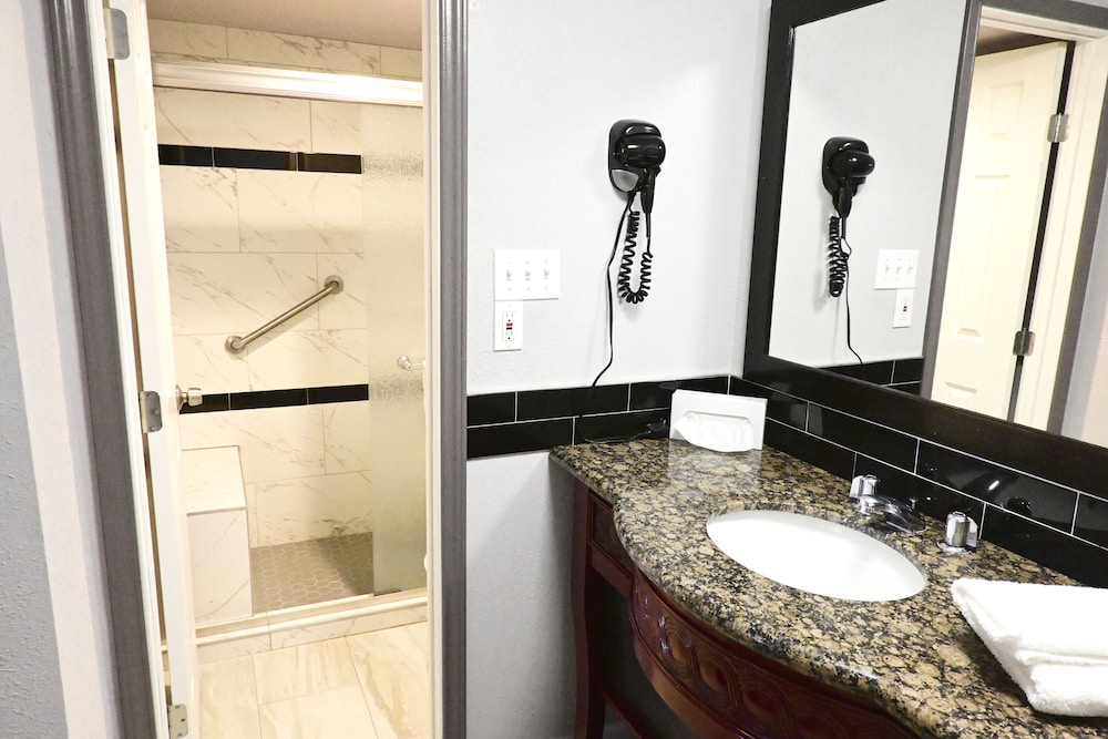R Nite Star Inn & Suite 65/65