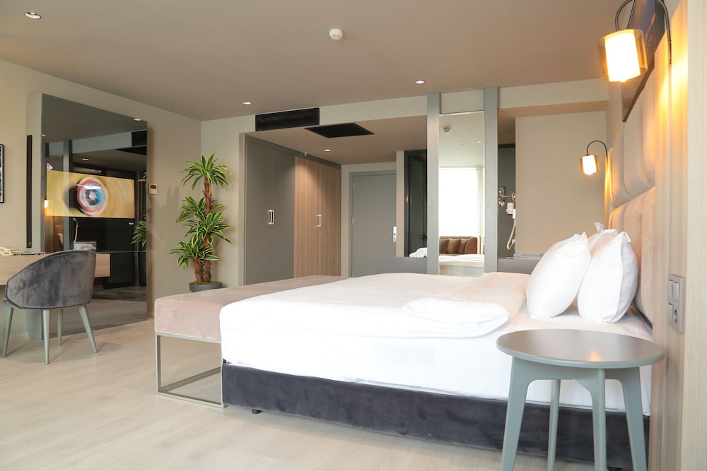 PASAPORT PIER HOTEL 13/79