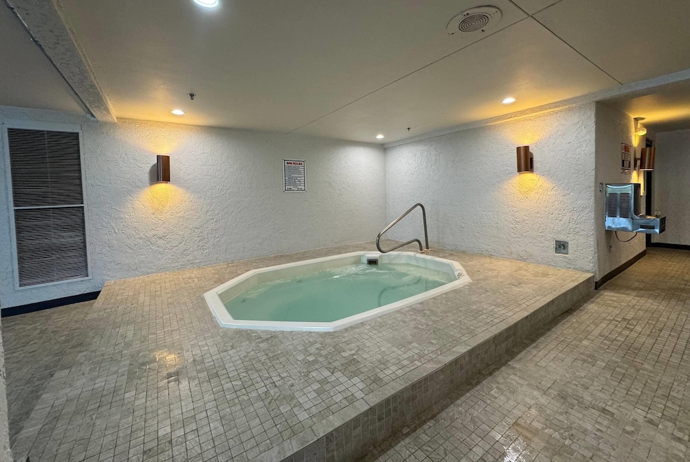The Chateau Hotel And Conference Center 34/53