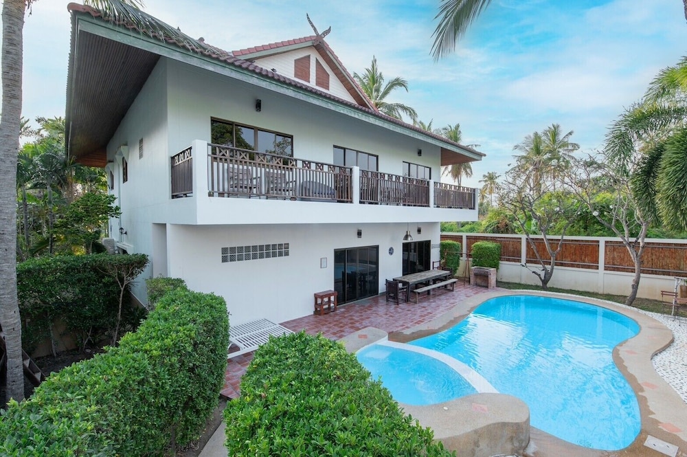 Dolphin Bay Resort in SAM ROI YOT
