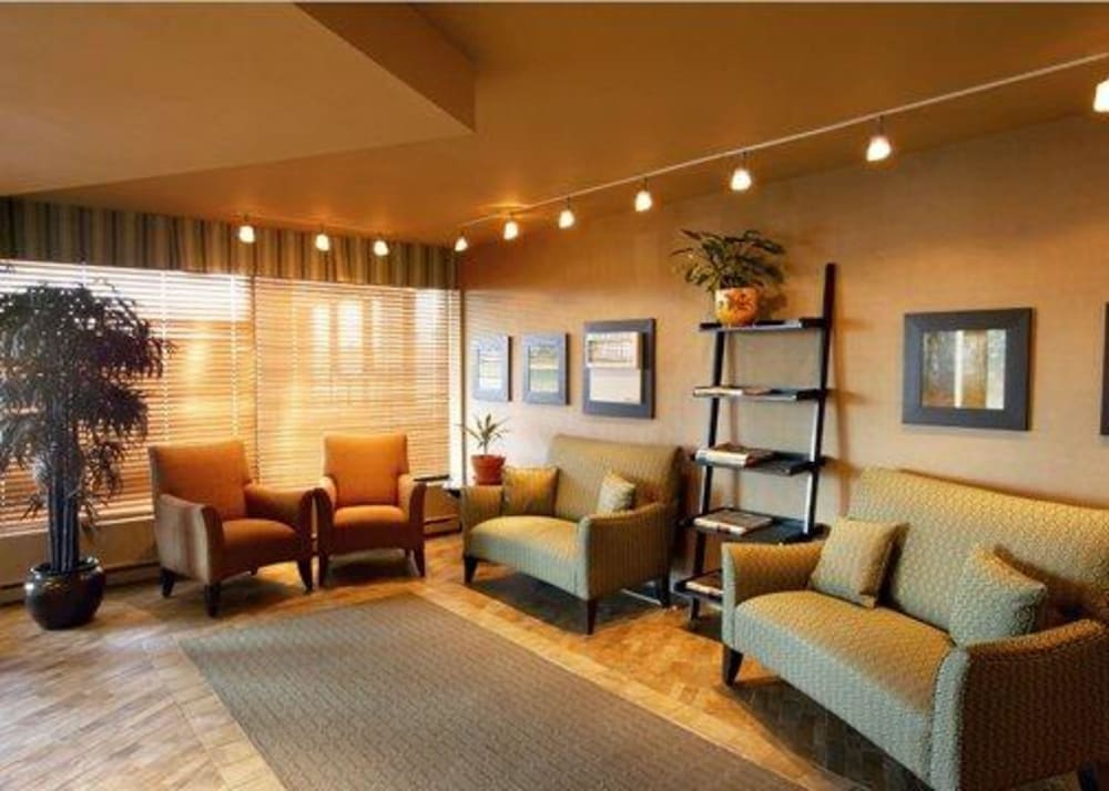 Quality Inn & Suites P.E. Trudeau Airport 16/26