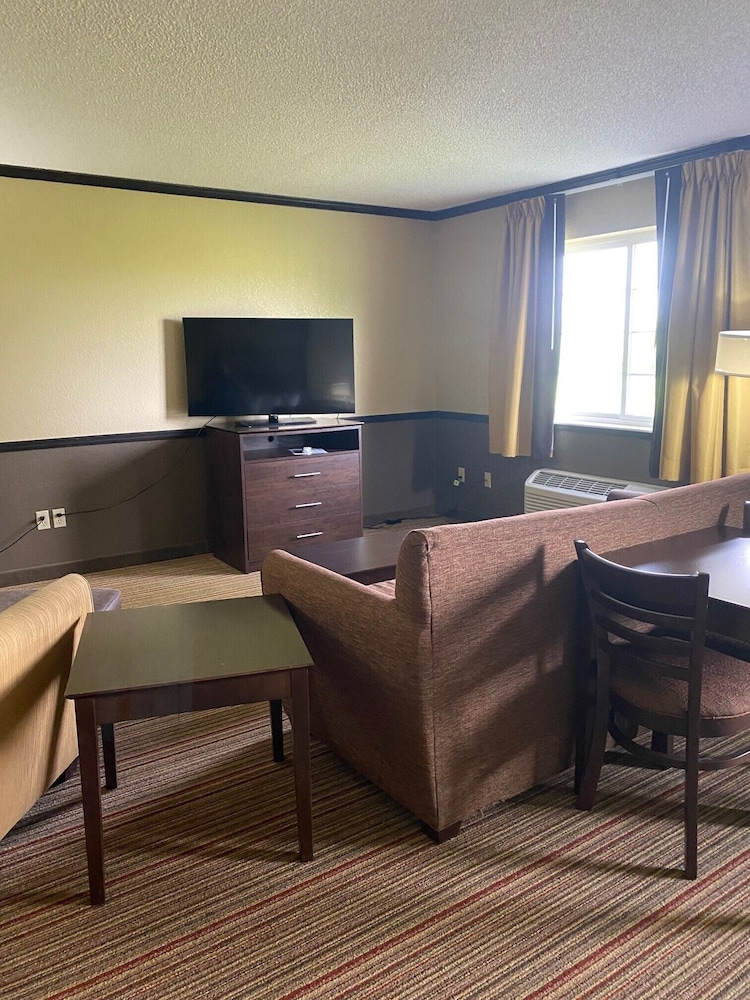 Super 8 by Wyndham New Hampton 24/32