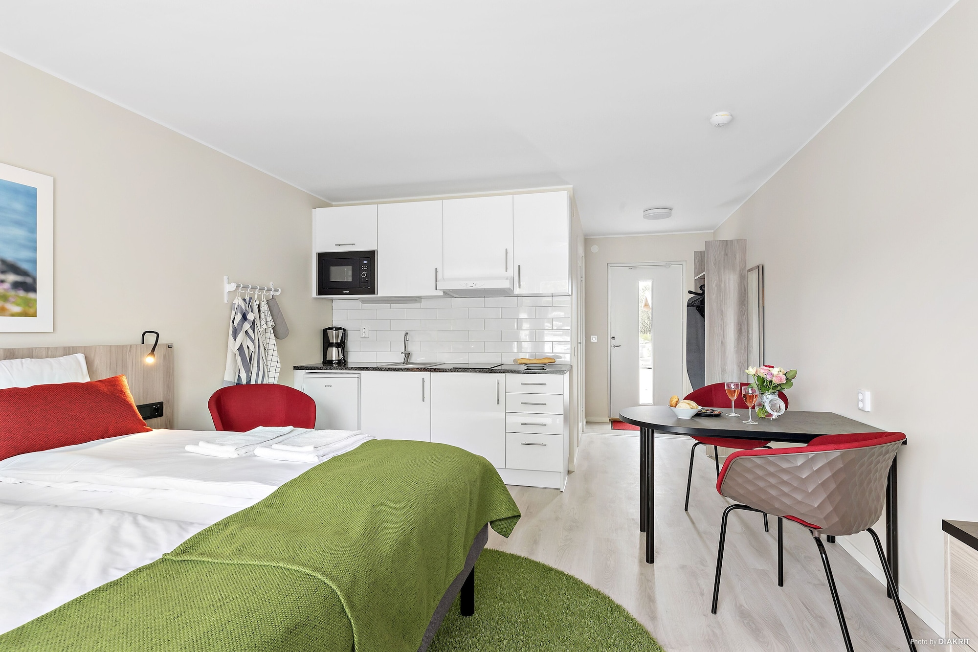 ROOM, DOUBLE OR TWIN BED, KITCHENETTE