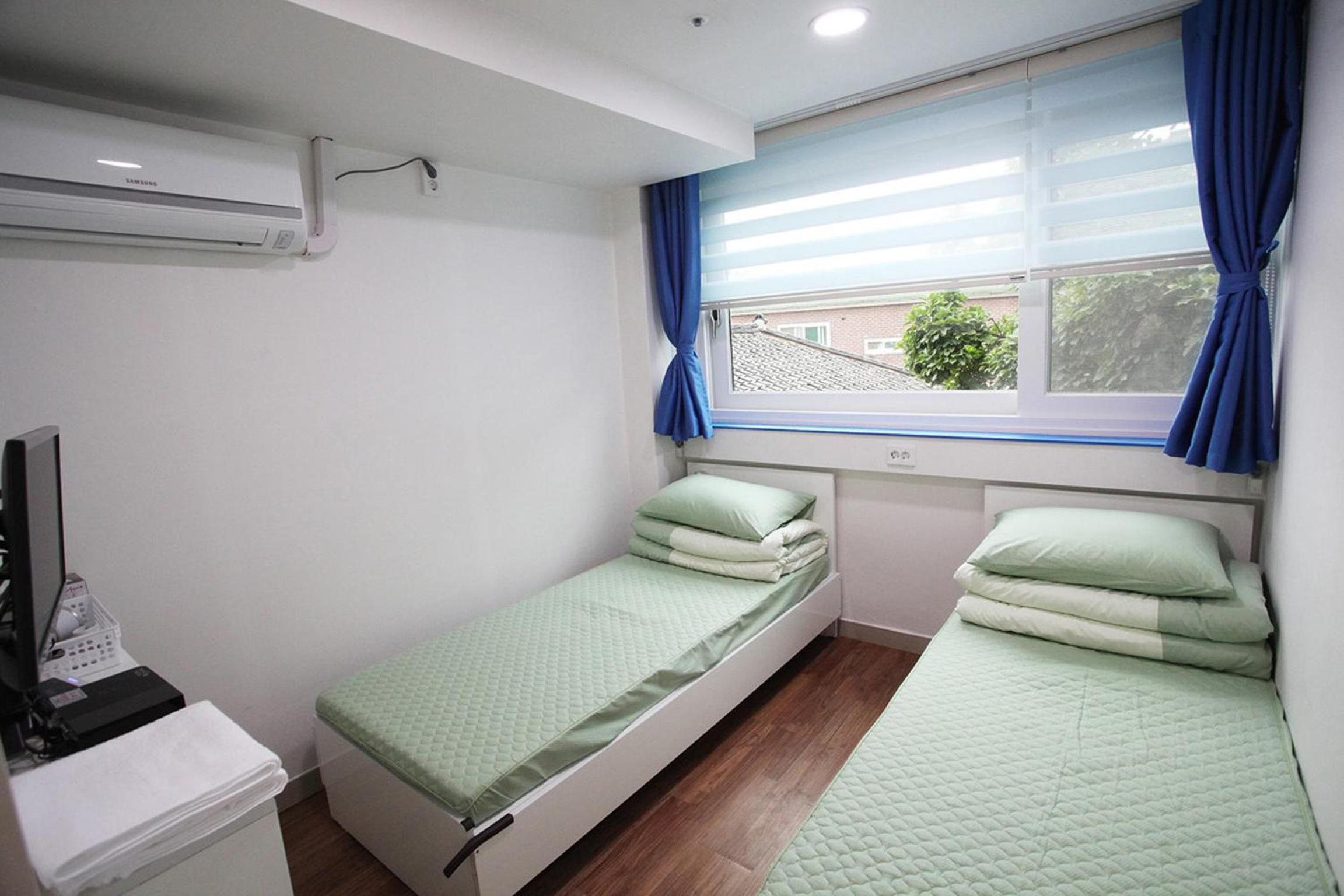 Private, Twin Beds