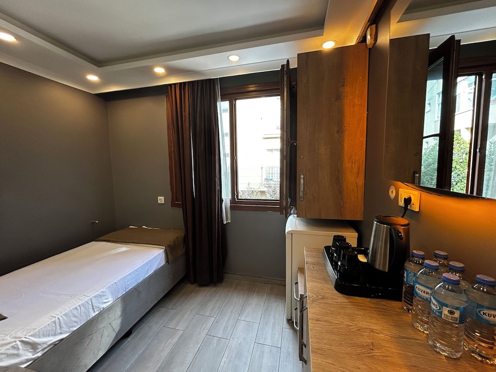 ROOM, QUADRUPLE