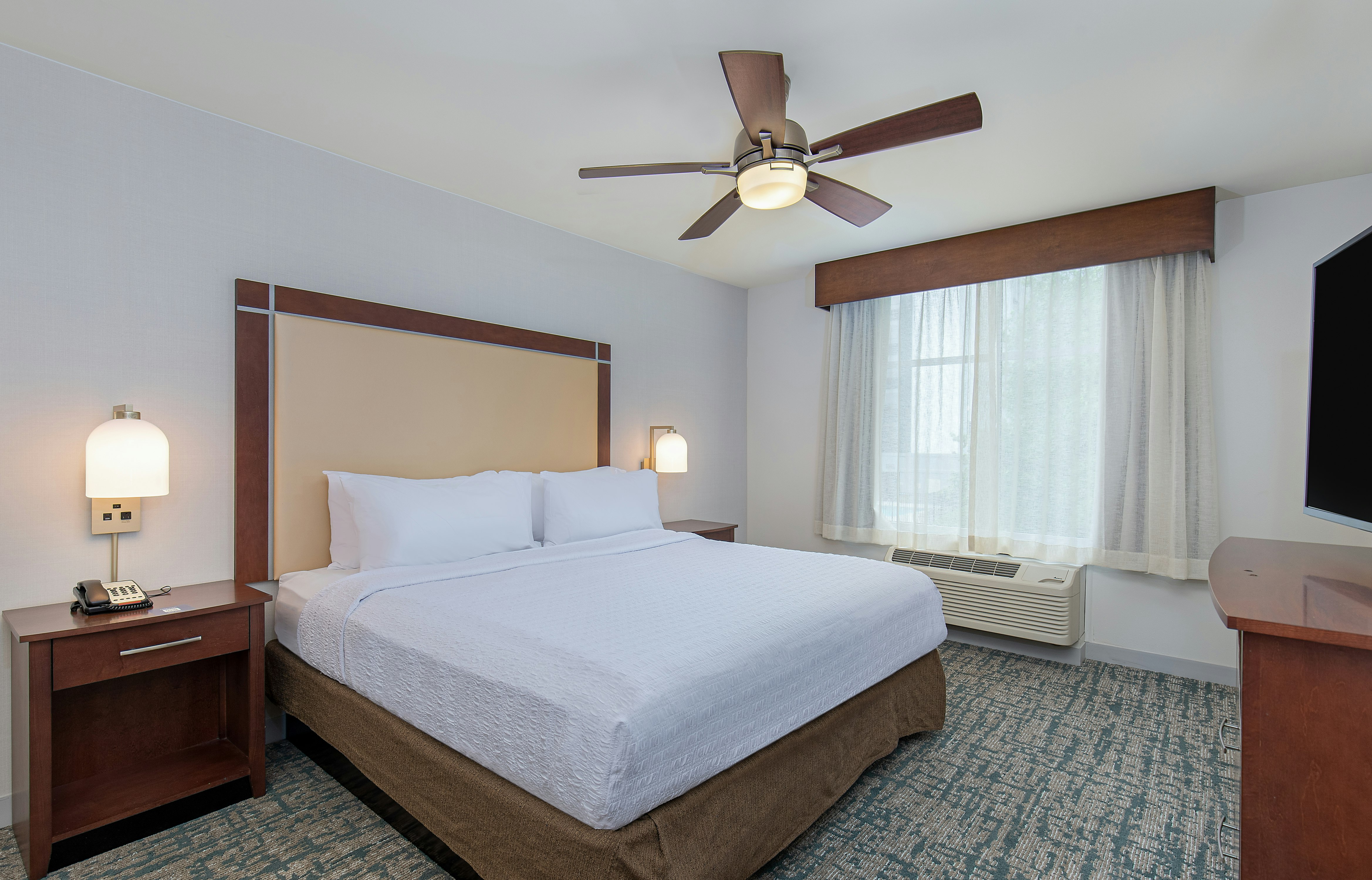 STUDIO, KING BED, ACCESSIBLE
