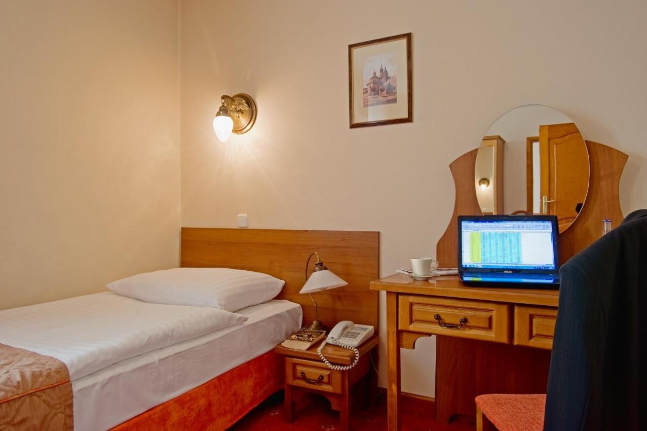 ROOM, SINGLE