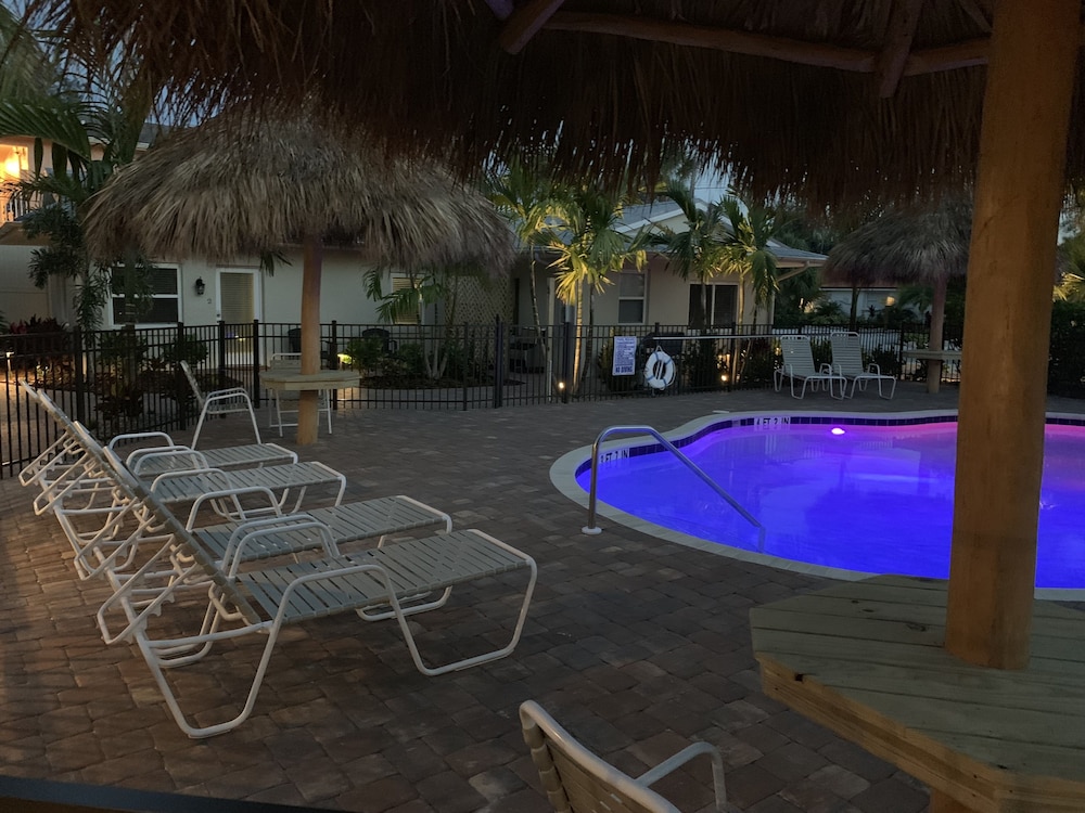 Twin Palms at Siesta 13/50