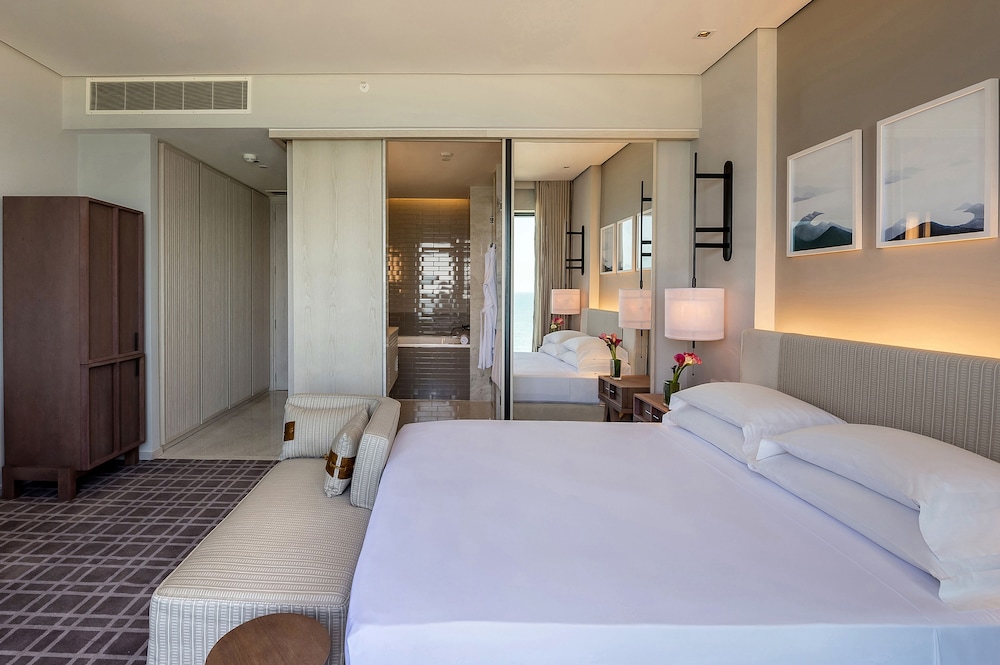 ROOM, KING BED