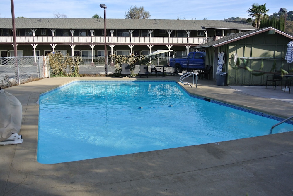 Vino Inn & Suites (ex Rancho Tee Motel) 6/63