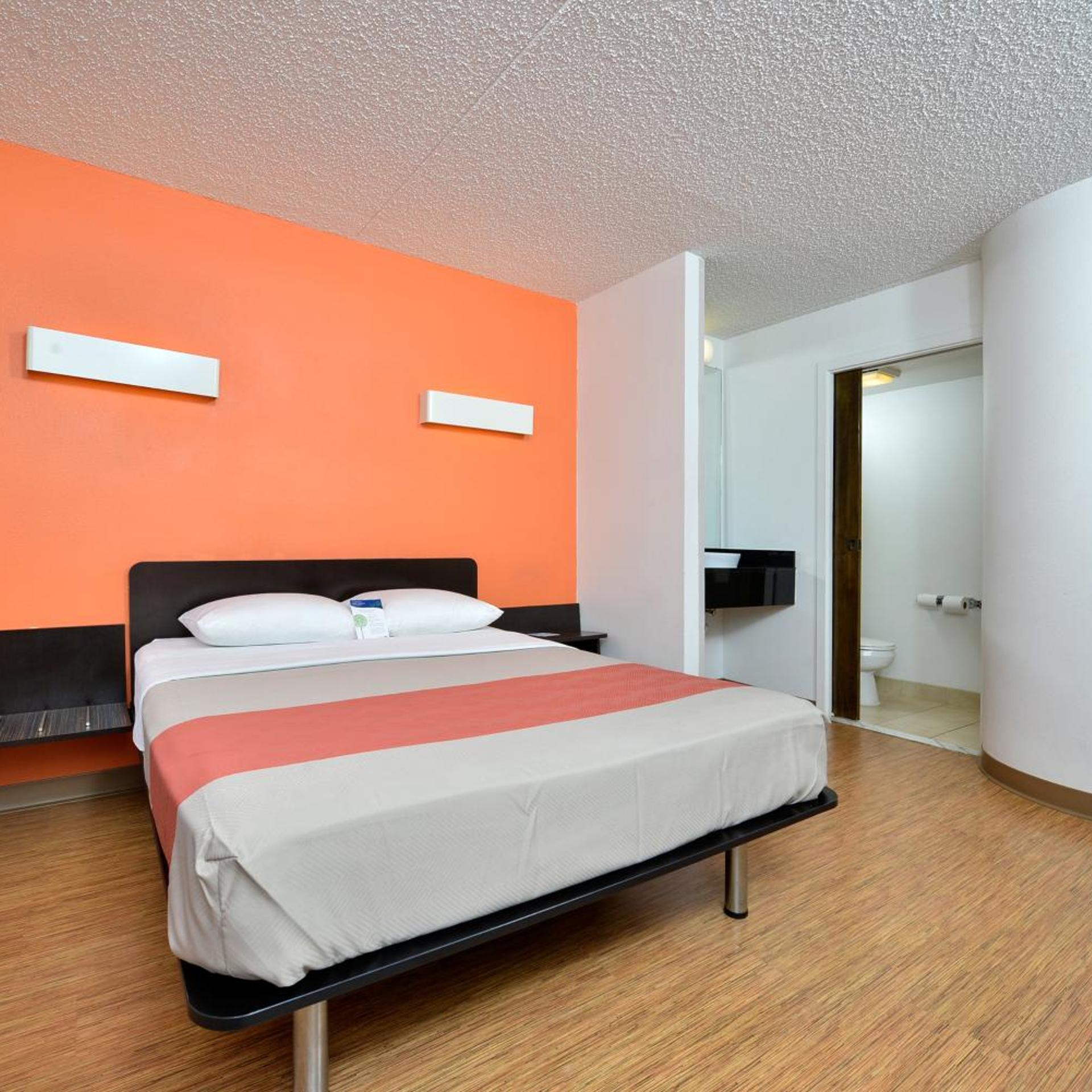 1 Queen Bed - ADA/RI Shower/Smoking