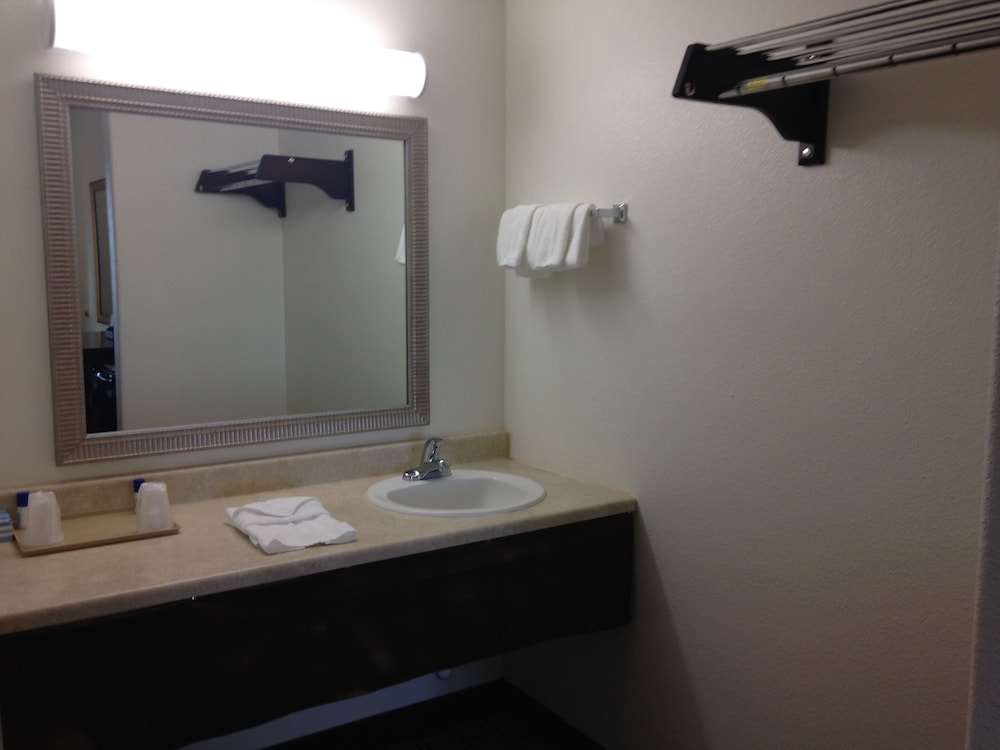 America Inn Suites 24/45