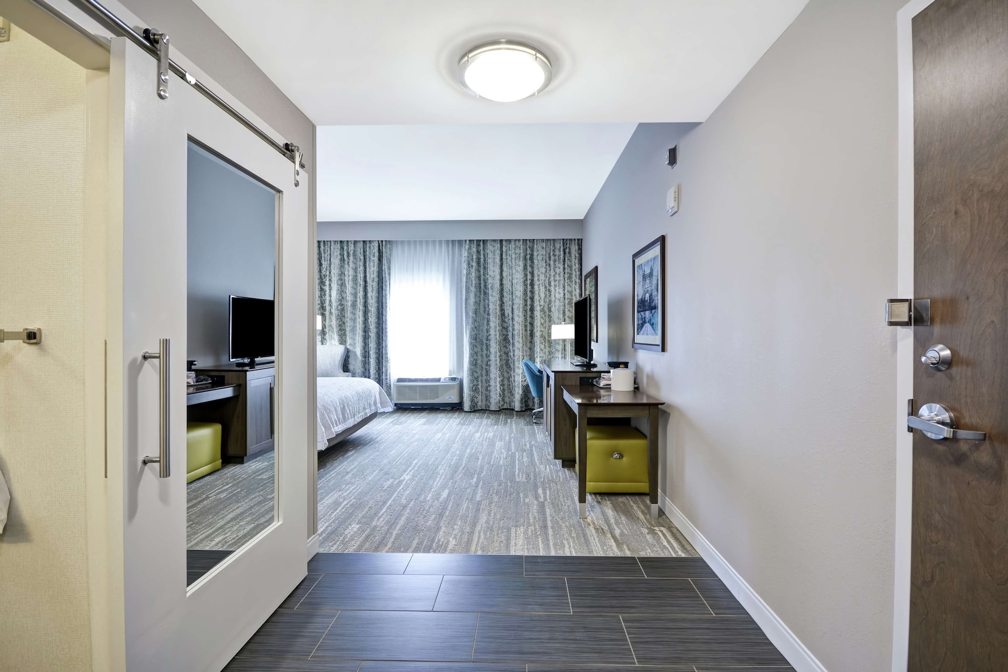 غرفة بسرير كينج لذوي الإعاقة، Hampton Inn Blue Ash Cincinnati Oh 4/6