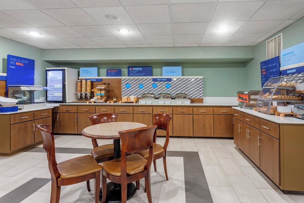 Holiday Inn Express Branson-Green Mountain Drive 55/72