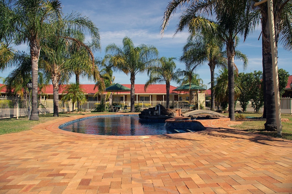 PINES COUNTRY CLUB MOTOR INN 29/31
