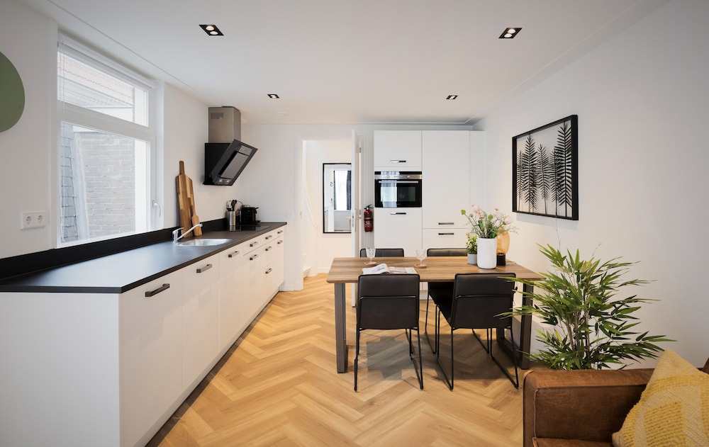 Damrak Short Stay Amsterdam 24/35