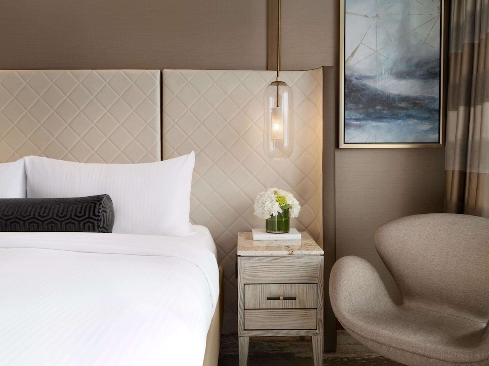 FAIRMONT, KING BED