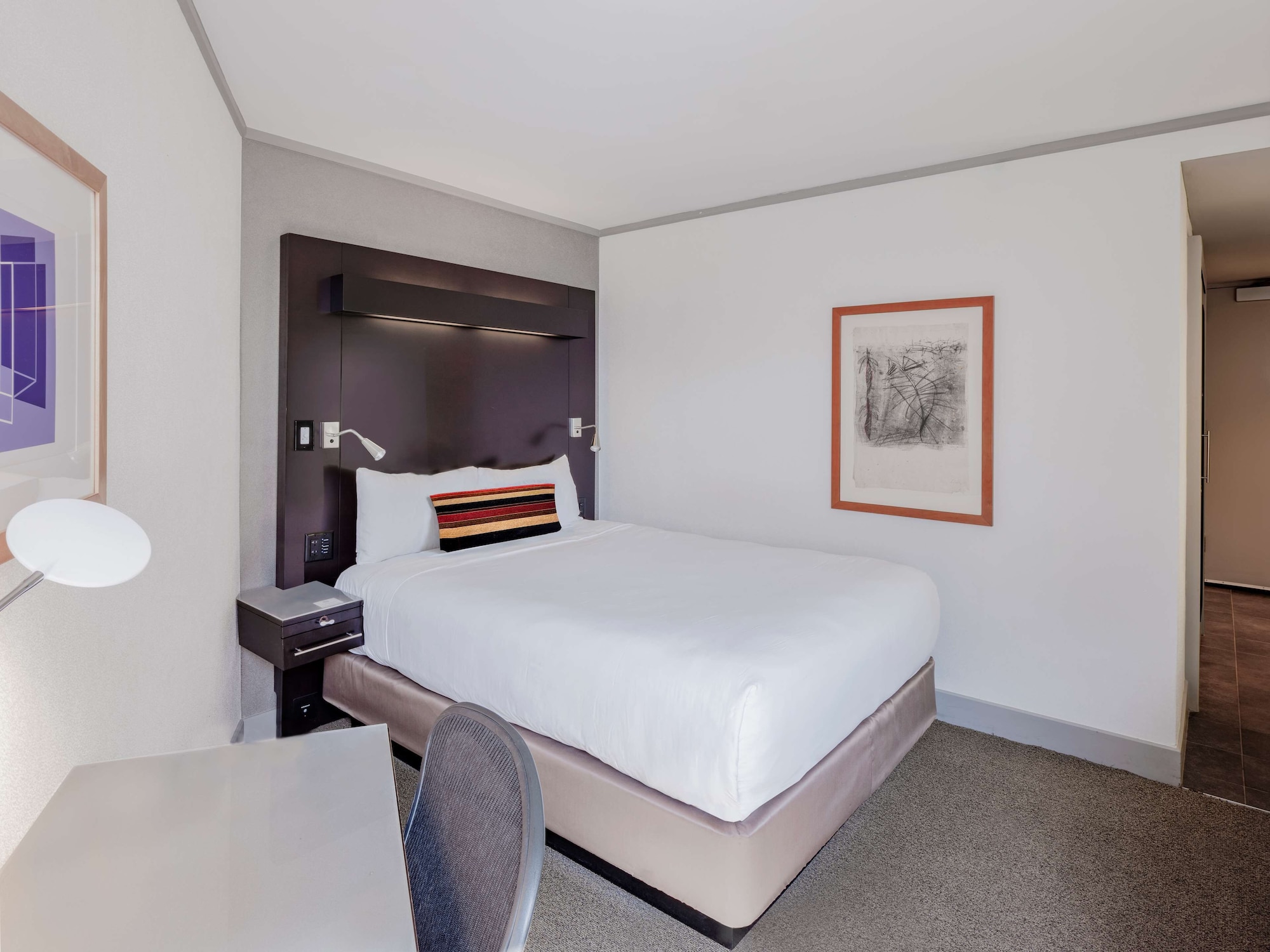 Explorer, City, Standard, Queen Bed