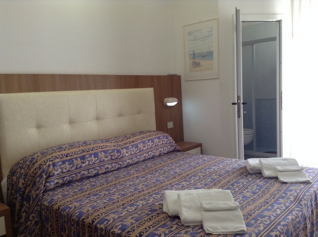 ROOM, DOUBLE BED